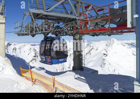 Seilbahn in den österreichischen Alpen. MACT und Gondel. Die Spitze des Hintertuxer Gletschers, 3250 Meter über dem Meeresspiegel Stockfoto