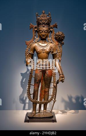 Avalokiteshvara Sculpture Guge Kingdom Washington DC // WASHINGTON DC – Avalokiteshvara (der Herr, der von der Höhe herabkommt), eine Skulptur aus Messinglegierung aus Westtibets Guge-Königreich, stammt aus dem Jahr 1000-1050 n. Chr. Das Stück wurde mit Kupfer- und Zinneinlagen hergestellt und weist Spuren von originaler Vergoldung und Pigmenten auf. Der Bodhisattva des Mitgefühls zeigt charakteristische ikonographische Elemente, darunter einen Lotusstamm und die Geste der Großzügigkeit. Stockfoto