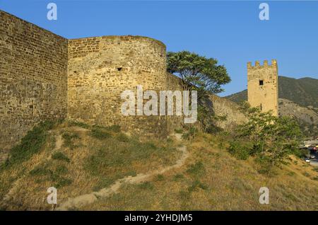 Genuesische Festung in Sudak, Krim. Die Basis eines runden Turms. In der Festung gibt es nur einen runden Turm, alle anderen Türme sind quadratisch oder rechteckig Stockfoto