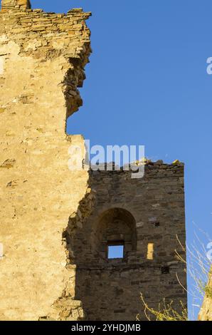 Ein Fragment der Ruine des Turms in der mittelalterlichen genuesischen Festung in Sudak auf der Krim Stockfoto