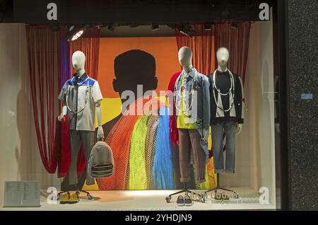 PARIS, FRANKREICH, 27. MÄRZ 2017: Schaufensterpuppen im Schaufenster des Kaufhauses Galeries Lafayette Haussmann in Paris, Frankreich, Europa Stockfoto