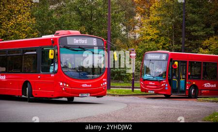 Bus - Bluewater Bus Station - BN14 CVB & YX60 EOF - Fastrack (betrieben von Go-Ahead) Stockfoto