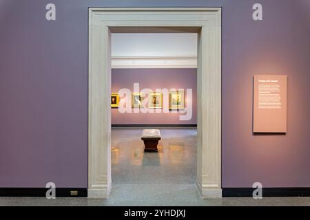 Whistler Gallery Freer Gallery of Art Washington DC // WASHINGTON DC — die Whistler Gallery in der Freer Gallery of Art zeigt die Sammlung von Werken von James McNeill Whistler, dem amerikanischen Künstler, der für seinen innovativen Umgang mit Malerei und Druckerei im späten 19. Jahrhundert bekannt ist. Der Galerieraum wurde entworfen, um Whistlers Gemälde als Teil von Charles lang Freers Vision für die gemeinsame Präsentation amerikanischer und asiatischer Kunst zu präsentieren. Freer, ein Detroiter Industrieller und Kunstsammler, suchte gezielt nach Whistlers Werken und beauftragte den Künstler mit der Gestaltung des Peacock Room Stockfoto