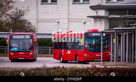 Bus - Bluewater Bus Station - BN14 CVB & YX60 EOF - Fastrack (betrieben von Go-Ahead) Stockfoto