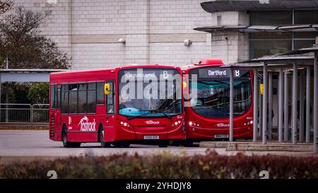 Bus - Bluewater Bus Station - BN14 CVB & YX60 EOF - Fastrack (betrieben von Go-Ahead) Stockfoto