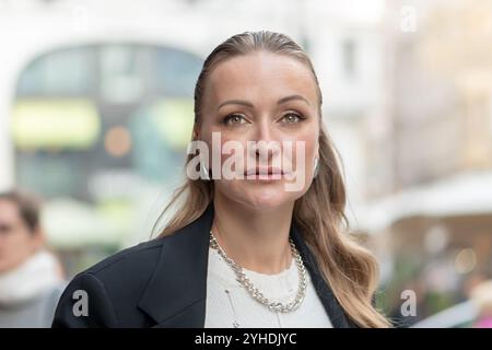 Porträt einer anspruchsvollen Frau mit europäischem Aussehen, 35-40 Jahre alt, mit einer Unschärfe einer modernen Stadt im Hintergrund. Stockfoto