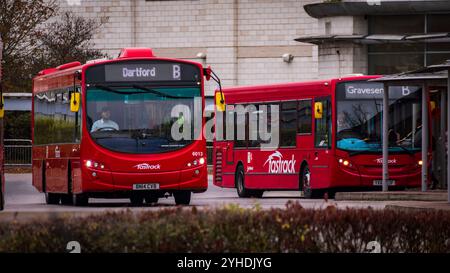 Bus - Bluewater Bus Station - BN14 CVB & YX60 EOF - Fastrack (betrieben von Go-Ahead) Stockfoto