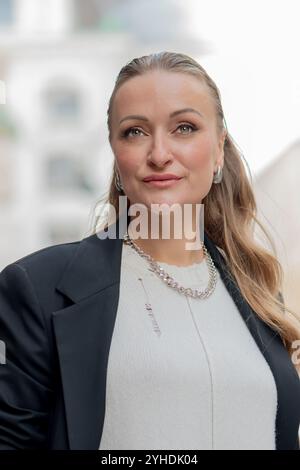 Emotion, elegant, blond, Porträt, eins, Person, Frau, Stadt, Straße, österreich, Land, freudig, Person, europäer, Gesicht, Haare, Frauen, 35, 40, kaukasien Stockfoto