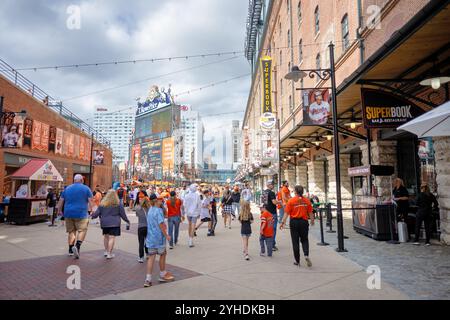 BALTIMORE, Maryland – Ein Baseballspiel findet im Oriole Park in Camden Yards statt, dem Heimstadion der Baltimore Orioles. Das Stadion, das 1992 eröffnet wurde, setzte den Standard für klassisches Design in der Major League Baseball. Das unverwechselbare B&O Warehouse des Baseballparks dient als Kulisse für das rechte Feld. Stockfoto