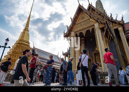 Bangkok, Thailand. November 2024. Touristen, die den Tempel des Smaragdbuddhas (Wat Phra Kaew) in Bangkok besuchten. (Foto: Peerapon Boonyakiat/SOPA Images/SIPA USA) Credit: SIPA USA/Alamy Live News Stockfoto