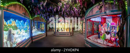 MOUNT JACKSON, Virginia – Panoramablick auf die Main Street der vergangenen Schaufenster in den Shenandoah Caverns mit restaurierten antiken animierten Figuren aus historischen Kaufhäusern. Diese erhaltenen Feiertagsfenster, die von Mr. Hargrove in den 1990er Jahren gerettet und restauriert wurden, stellen das traditionelle Familienerlebnis der Besichtigung animierter Feiertagsfenster wieder her. Stockfoto