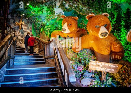 QUICKSBURG, Virginia – drei große animierte Bären aus einer Rose Bowl Parade heißen Besucher auf der Main Street von gestern in den Shenandoah Caverns willkommen. Diese erhaltenen Paradefiguren, die von Hargrove, Inc. Von Earl C. Hargrove Jr. geschaffen wurden, stellen den Schnittpunkt von Paradefloat-Design und Einzelhandelsanimation dar, der dieses einzigartige Museum für klassische mechanische Displays charakterisiert. Stockfoto