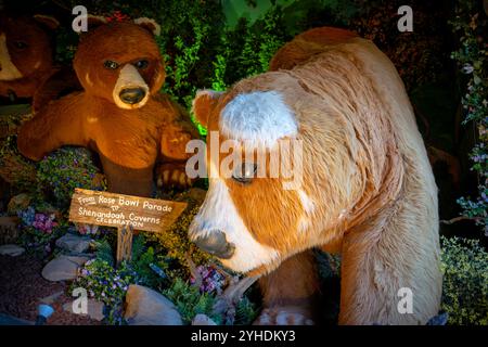 QUICKSBURG, Virginia – drei große animierte Bären aus einer Rose Bowl Parade heißen Besucher auf der Main Street von gestern in den Shenandoah Caverns willkommen. Diese erhaltenen Paradefiguren, die von Hargrove, Inc. Von Earl C. Hargrove Jr. geschaffen wurden, stellen den Schnittpunkt von Paradefloat-Design und Einzelhandelsanimation dar, der dieses einzigartige Museum für klassische mechanische Displays charakterisiert. Stockfoto