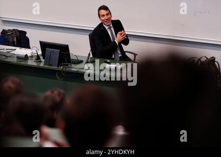 Torino, Italien. November 2024. Christian Greco, Direktor des Ägyptischen Museums von Turin, trifft die Studenten der Universität, um „die Rolle, Funktionen, Orte des Museums heute, 200 Jahre nach seiner Geburt im Jahr 1824&#x201d;“ zu diskutieren. 11. November 2024 (Foto: Fabio Ferrari/LaPresse) Credit: LaPresse/Alamy Live News Stockfoto