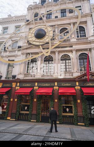 London, Großbritannien. 11. November 2024 der Cartier Flagship Store in der Bond Street ist zu Weihnachten mit einer großen astronomischen Uhr Credit dekoriert. Amer Ghazzal/Alamy Live News Stockfoto