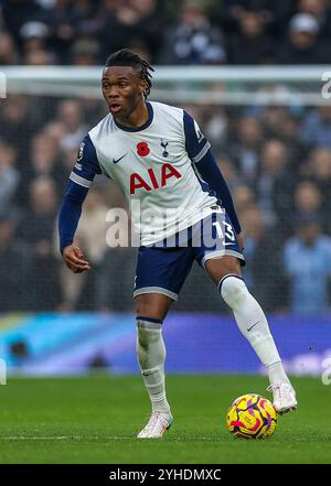 Tottenham Hotspur's Destiny Udogie in Aktion während des Premier League Spiels im Tottenham Hotspur Stadium, London. Bilddatum: Sonntag, 10. November 2024. Stockfoto