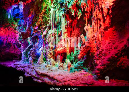 QUICKSBURG, Virginia – farbige Beleuchtung beleuchtet die natürlichen Formationen innerhalb der Shenandoah Caverns und verstärkt das visuelle Drama der unterirdischen Kalksteinelemente. Die strategische Platzierung der Lichter im Höhlensystem hebt die Strukturen und Dimensionen von Stalaktiten, Stalagmiten und Flusssteinformationen hervor und schafft eine einnehmende Atmosphäre für Besucher, die die Höhlen erkunden. Stockfoto