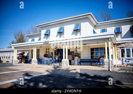 QUICKSBURG, Virginia – das Hauptgebäude der Shenandoah Caverns, das ursprünglich 1922 von Hunter Chapman als dreistöckiges Hotel erbaut wurde, dient heute mehreren Zwecken, darunter dem Eingang der Höhlen, dem Souvenirladen und dem Café. Nach einem verheerenden Brand im Jahr 1957, der das oberste Stockwerk zerstörte, beherbergt das renovierte Gebäude im zweiten Stock das Museum Main Street of gestern, das 1996 von Earl C. Hargrove Jr. gegründet wurde. Stockfoto