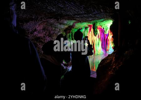 QUICKSBURG, Virginia – farbige Beleuchtung beleuchtet die natürlichen Formationen innerhalb der Shenandoah Caverns und verstärkt das visuelle Drama des unterirdischen li Stockfoto