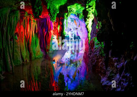 QUICKSBURG, Virginia – farbige Beleuchtung beleuchtet die natürlichen Formationen innerhalb der Shenandoah Caverns und verstärkt das visuelle Drama der unterirdischen Kalksteinelemente. Die strategische Platzierung der Lichter im Höhlensystem hebt die Strukturen und Dimensionen von Stalaktiten, Stalagmiten und Flusssteinformationen hervor und schafft eine einnehmende Atmosphäre für Besucher, die die Höhlen erkunden. Stockfoto