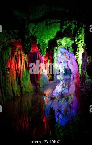 QUICKSBURG, Virginia – farbige Beleuchtung beleuchtet die natürlichen Formationen innerhalb der Shenandoah Caverns und verstärkt das visuelle Drama der unterirdischen Kalksteinelemente. Die strategische Platzierung der Lichter im Höhlensystem hebt die Strukturen und Dimensionen von Stalaktiten, Stalagmiten und Flusssteinformationen hervor und schafft eine einnehmende Atmosphäre für Besucher, die die Höhlen erkunden. Stockfoto