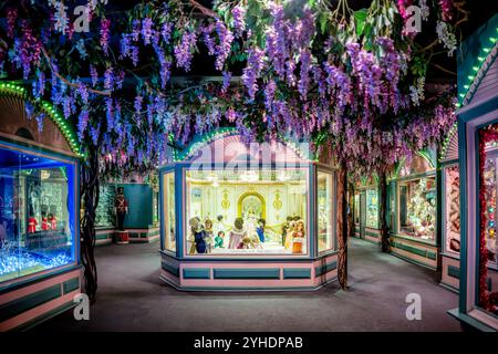 QUICKSBURG, Virginia – Main Street of Story, 1996 von Earl C. Hargrove Jr. geschaffen, zeigt Schaufenster von Vintage-Kaufhäusern in den Shenandoah Caverns. Hargrove, der seit Trumans Einweihung 1949 eine renommierte Dekorationsfirma besaß, die präsidiale Eröffnungswagen entwarf, kaufte die Höhlen im Jahr 1966 und restaurierte den feuerbeschädigten zweiten Stock, um diese einzigartige Sammlung von animierten Figuren und Geschichte des Einzelhandels zu beherbergen. Stockfoto