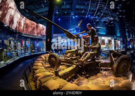 FORT BELVOIR, Virginia — die M1 Bofors Anti-Aircraft Gun Ausstellung im National Museum of the United States Army zeigt eine der am häufigsten verwendeten Flugabwehrwaffen des Zweiten Weltkriegs. 1941 von der US-Armee übernommen, wurde diese in Schweden entwickelte 40-mm-Kanone für die amerikanische Produktion modifiziert. Das Display zeigt die komplexen mechanischen Systeme der Pistole und eine um 360 Grad drehbare Plattform. Stockfoto