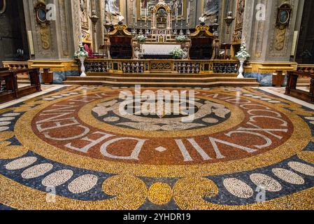 Architektur und Innenräume von San Bartolomeo und Gaetano Kirche, Bologna, Italien Stockfoto