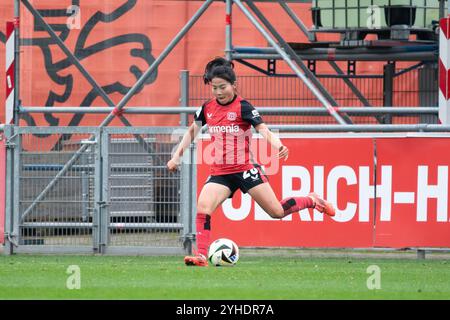 Leverkusen, Deutschland. November 2024. Leverkusen, 10. November 2024: Shen Menglu (28 Bayer Leverkusen) im Rahmen der Google Pixel Frauen-Bundesliga zwischen Bayer Leverkusen und Carl Zeiss Jena im Ulrich-Haberland-Stadion in Leverkusen. (Qianru Zhang/SPP) Credit: SPP Sport Press Photo. /Alamy Live News Stockfoto