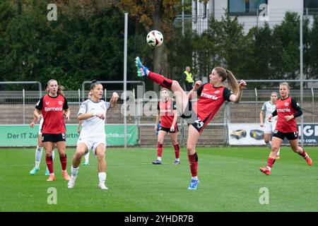 Leverkusen, Deutschland. November 2024. Leverkusen, Deutschland, 10. November 2024: Lilla Turanyi (24 Bayer Leverkusen) in Aktion während der Google Pixel Frauen-Bundesliga zwischen Bayer Leverkusen und Carl Zeiss Jena im Ulrich-Haberland-Stadion in Leverkusen. (Qianru Zhang/SPP) Credit: SPP Sport Press Photo. /Alamy Live News Stockfoto