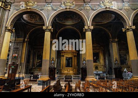 Architektur und Innenräume von San Bartolomeo und Gaetano Kirche, Bologna, Italien Stockfoto