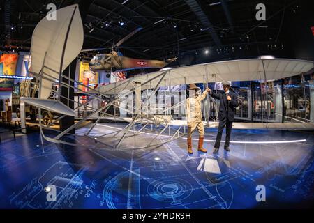 [Army and Society Gallery] FORT BELVOIR, Virginia — Ausstellung der Wright Army Flyer in der Army and Society Gallery im National Museum of the United Stockfoto