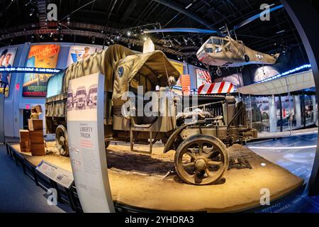 [Army and Society Gallery] FORT BELVOIR, Virginia — die Ausstellung Liberty Truck im National Museum of the United States Army zeigt das erste standardisierte Frachtfahrzeug des Militärs. Der Standard B Liberty Truck wurde 1918 entwickelt, um die Herausforderung der Wartung von über 294 verschiedenen Fahrzeugtypen zu bewältigen. Er stellte einen revolutionären Ansatz für die Konstruktion und Wartung von Militärfahrzeugen dar. Die Ausstellung zeigt, wie Standardisierung und austauschbare Teile die Logistik der Armee verändert haben. Stockfoto