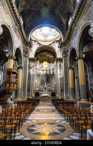 Architektur und Innenräume von San Bartolomeo und Gaetano Kirche, Bologna, Italien Stockfoto