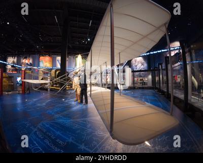 Wright Army Flyer Exhibit Fort Belvoir Virginia // [Army and Society Gallery] FORT BELVOIR, Virginia — die Wright Army Flyer Exhibit in der Army and Society Gallery im National Museum of the United States Army zeigt die Flugzeuge, die die militärische Luftfahrt gestartet haben. Dieses Flugzeug repräsentiert das Modell A Der Brüder Wright, das 1909 zum Signal Corps Flugzeug Nr. 1 wurde. Die Ausstellung zeigt den Beginn der Luftmacht der Armee und ihre Auswirkungen auf militärische Operationen. Stockfoto