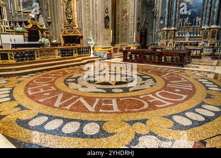 Architektur und Innenräume von San Bartolomeo und Gaetano Kirche, Bologna, Italien Stockfoto