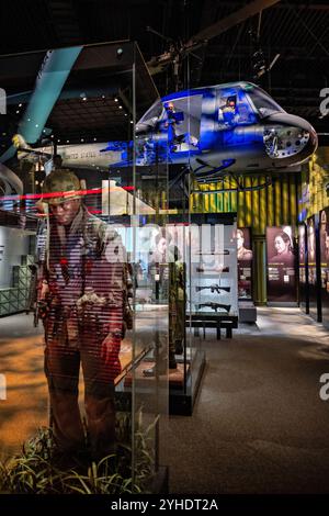 UH-1 Iroquois Huey Helicopter National Museum of the United States Army Fort Belvoir Virginia // FORT BELVOIR, Virginia — die UH-1 Iroquois „Huey“ Hubschrauberausstellung im National Museum of the United States Army zeigt die ikonischen Flugzeuge des Vietnamkriegs. Der vielseitige Huey wurde 1962 erstmals als Luftarztwagen nach Vietnam eingesetzt und hatte mehrere Rollen inne, darunter Luftangriffe, medizinische Evakuierungen und Bodenangriffsmissionen. Auf dem Display werden die technischen Spezifikationen und Kampfflugzeuge angezeigt. Stockfoto