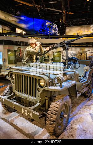 FORT BELVOIR, Virginia – die Jeep-Ausstellung aus dem Zweiten Weltkrieg im National Museum of the United States Army zeigt das ikonische Militärfahrzeug, das den Transport auf dem Schlachtfeld revolutionierte. Die Ausstellung zeigt die technischen Daten der Willys MB und Ford GPW Modelle, die während des Zweiten Weltkriegs über 600.000 Einheiten produziert wurden. Die Ausstellung zeigt die Vielseitigkeit des Jeeps als Kommandofahrzeug, Waffenträger und Krankenwagen. Stockfoto