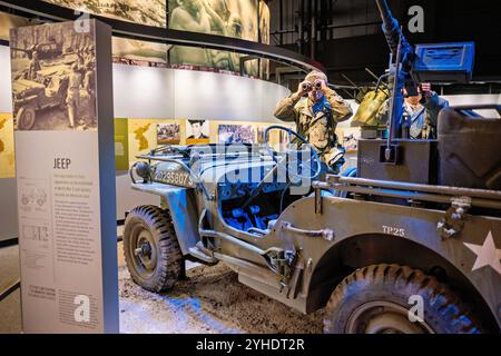 FORT BELVOIR, Virginia – die Jeep-Ausstellung aus dem Zweiten Weltkrieg im National Museum of the United States Army zeigt das ikonische Militärfahrzeug, das den Transport auf dem Schlachtfeld revolutionierte. Die Ausstellung zeigt die technischen Daten der Willys MB und Ford GPW Modelle, die während des Zweiten Weltkriegs über 600.000 Einheiten produziert wurden. Die Ausstellung zeigt die Vielseitigkeit des Jeeps als Kommandofahrzeug, Waffenträger und Krankenwagen. Stockfoto