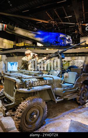 FORT BELVOIR, Virginia – die Jeep-Ausstellung aus dem Zweiten Weltkrieg im National Museum of the United States Army zeigt das ikonische Militärfahrzeug, das den Transport auf dem Schlachtfeld revolutionierte. Die Ausstellung zeigt die technischen Daten der Willys MB und Ford GPW Modelle, die während des Zweiten Weltkriegs über 600.000 Einheiten produziert wurden. Die Ausstellung zeigt die Vielseitigkeit des Jeeps als Kommandofahrzeug, Waffenträger und Krankenwagen. Stockfoto