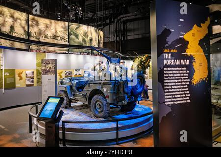 FORT BELVOIR, Virginia – die Jeep-Ausstellung aus dem Zweiten Weltkrieg im National Museum of the United States Army zeigt das ikonische Militärfahrzeug, das den Transport auf dem Schlachtfeld revolutionierte. Die Ausstellung zeigt die technischen Daten der Willys MB und Ford GPW Modelle, die während des Zweiten Weltkriegs über 600.000 Einheiten produziert wurden. Die Ausstellung zeigt die Vielseitigkeit des Jeeps als Kommandofahrzeug, Waffenträger und Krankenwagen. Stockfoto