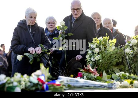 ROTTERDAM - Interessierte während der ersten offiziellen Kranzlegung am Razzia Monument Rotterdam. Die Razzia von Rotterdam und Schiedam fand am 10. Und 11. November 1944 statt. Dies war der größte Überfall der deutschen Besatzer während des Zweiten Weltkriegs ANP ROBIN VAN LONKHUIJSEN netherlands Out - belgien Out Stockfoto