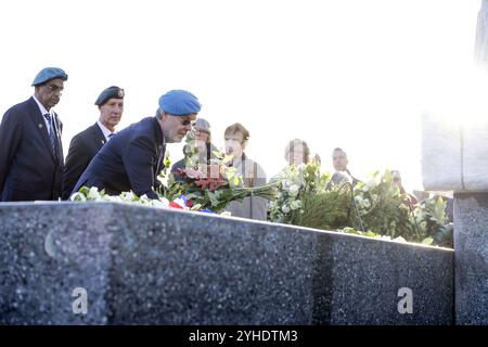 ROTTERDAM - Interessierte während der ersten offiziellen Kranzlegung am Razzia Monument Rotterdam. Der Zusammenschluss von Rotterdam und Schiedam fand am 10. Und 11. November 1944 statt. Dies war der größte Überfall der deutschen Besatzer während des Zweiten Weltkriegs ANP ROBIN VAN LONKHUIJSEN netherlands Out - belgien Out Stockfoto