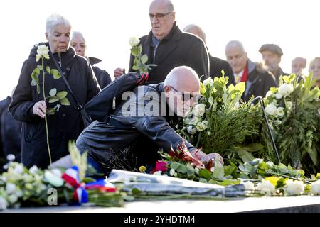 ROTTERDAM - Interessierte während der ersten offiziellen Kranzlegung am Razzia Monument Rotterdam. Der Zusammenschluss von Rotterdam und Schiedam fand am 10. Und 11. November 1944 statt. Dies war der größte Überfall der deutschen Besatzer während des Zweiten Weltkriegs ANP ROBIN VAN LONKHUIJSEN netherlands Out - belgien Out Stockfoto