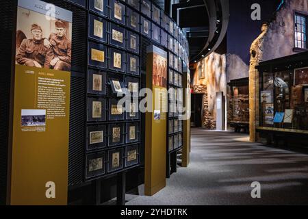 FORT BELVOIR, Virginia – das 2020 eröffnete National Museum of the United States Army ist das erste umfassende Museum, das die gesamte Geschichte der United States Army erzählt. Das Museumsgebäude befindet sich auf einem 84 Hektar großen Gelände in Fort Belvoir und bietet eine Fläche von 185.000 Quadratmetern. Die Anlage beherbergt zahlreiche Galerien, die über 245 Jahre Geschichte der Armee dokumentieren. Stockfoto