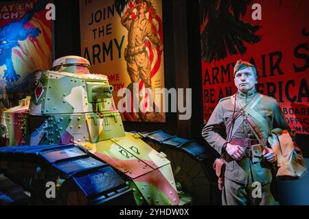 FORT BELVOIR, Virginia, Eine Ausstellung mit dem Renault FT17-Leichtpanzer und Lieutenant Col. George S. Patton Jr. spielt in der frühen amerikanischen Panzerkriegsführung im National Museum of the United States Army. Patton kommandierte die 1. Panzerbrigade der US Army während der Saint-Mihiel-Offensive im September 1918. Der in Frankreich entworfene Renault FT17 diente als Modell für Amerikas ersten Panzer, den M1917. Stockfoto