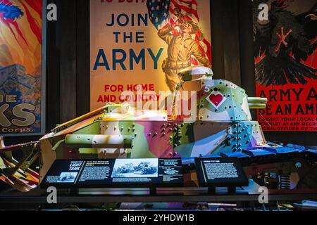 FORT BELVOIR, Virginia, Eine Ausstellung mit dem Renault FT17-Leichtpanzer und Lieutenant Col. George S. Patton Jr. spielt in der frühen amerikanischen Panzerkriegsführung im National Museum of the United States Army. Patton kommandierte die 1. Panzerbrigade der US Army während der Saint-Mihiel-Offensive im September 1918. Der in Frankreich entworfene Renault FT17 diente als Modell für Amerikas ersten Panzer, den M1917. Stockfoto