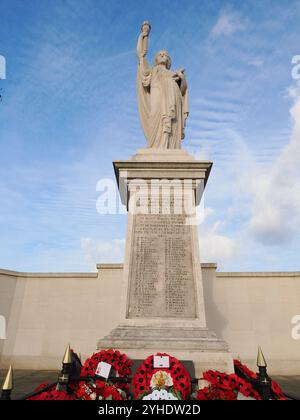 Sheerness, Kent, Großbritannien. November 2024. Kränze zum Tag des Waffenstillstands, gesehen am Kriegsdenkmal in Sheerness, Kent. Quelle: James Bell/Alamy Live News Stockfoto