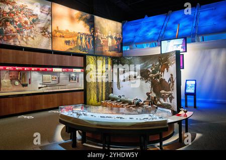 FORT BELVOIR, Virginia – die Gründung der Nation Gallery im National Museum of the United States Army dokumentiert die Militärgeschichte Amerikas von der Kolonialzeit bis zum Krieg von 1812. Die Galerie befasst sich mit den Ursprüngen und der Entwicklung der Kontinentalarmee und ihrer Rolle im Unabhängigkeitskrieg. Die Exponate zeigen Artefakte und Ausstellungen, die die früheste Periode der amerikanischen Militärgeschichte dokumentieren. Stockfoto