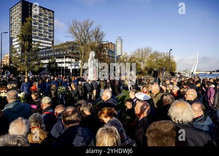 ROTTERDAM - Interessierte während der ersten offiziellen Kranzlegung am Razzia Monument Rotterdam. Der Zusammenschluss von Rotterdam und Schiedam fand am 10. Und 11. November 1944 statt. Dies war der größte Überfall der deutschen Besatzer während des Zweiten Weltkriegs ANP ROBIN VAN LONKHUIJSEN netherlands Out - belgien Out Stockfoto